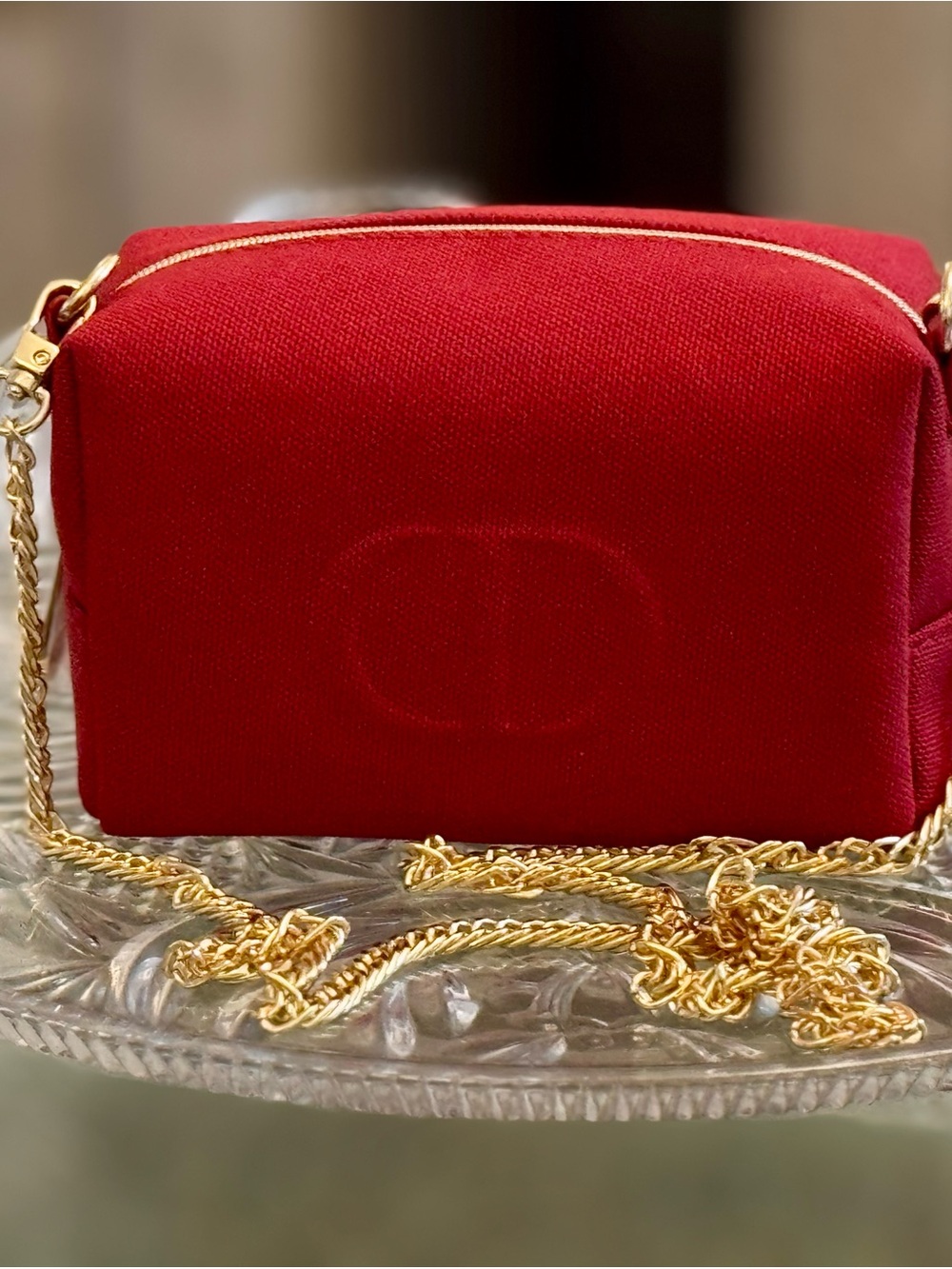 DIOR Beautiful Red Cosmetic Bag with stunning Gold Chain Attached Crossbody - Picture 3 of 16
